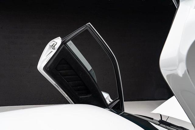 Photo of 1999 White Lamborghini Diablo