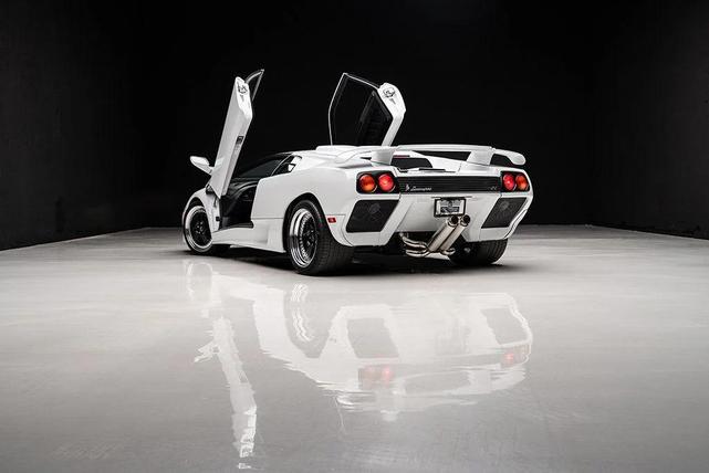 Photo of 1999 White Lamborghini Diablo