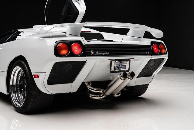 Photo of 1999 White Lamborghini Diablo