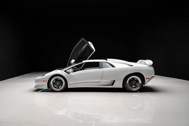 Photo of 1999 White Lamborghini Diablo