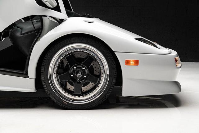 Photo of 1999 White Lamborghini Diablo