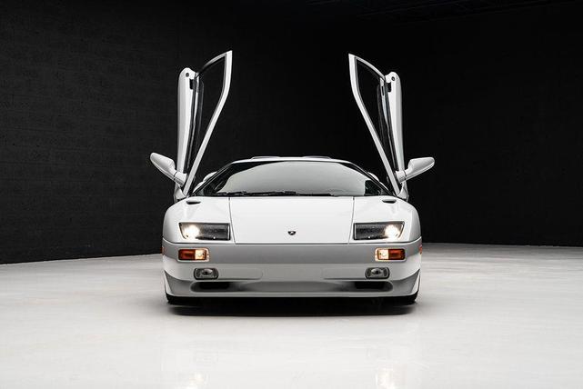 Photo of 1999 White Lamborghini Diablo