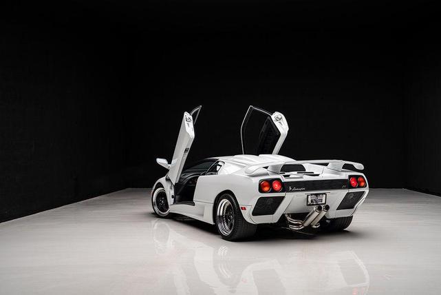 Photo of 1999 White Lamborghini Diablo