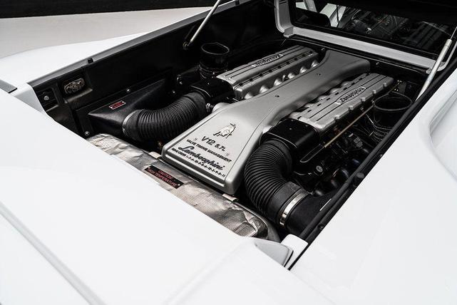 Photo of 1999 White Lamborghini Diablo