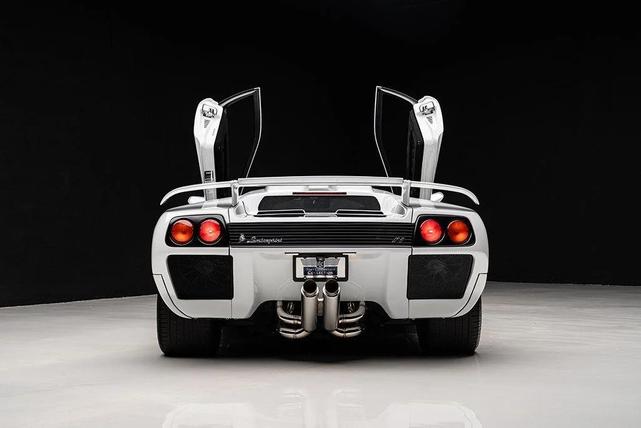 Photo of 1999 White Lamborghini Diablo