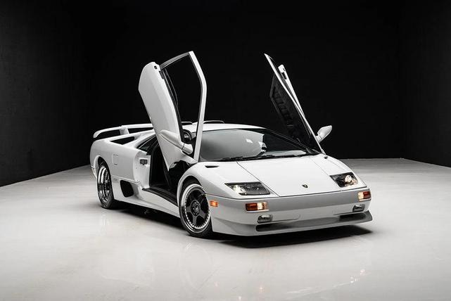 Photo of 1999 White Lamborghini Diablo