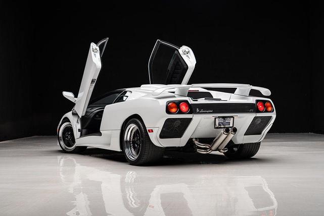 Photo of 1999 White Lamborghini Diablo