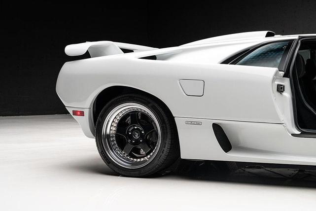 Photo of 1999 White Lamborghini Diablo