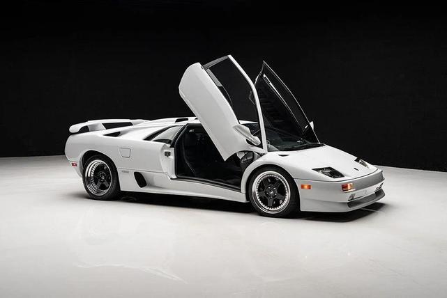 Photo of 1999 White Lamborghini Diablo