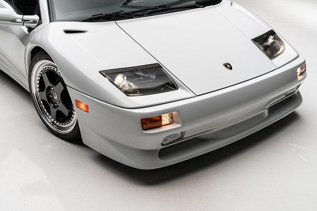 Photo of 1999 White Lamborghini Diablo