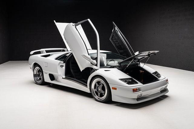Photo of 1999 White Lamborghini Diablo