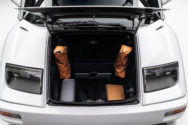Photo of 1999 White Lamborghini Diablo