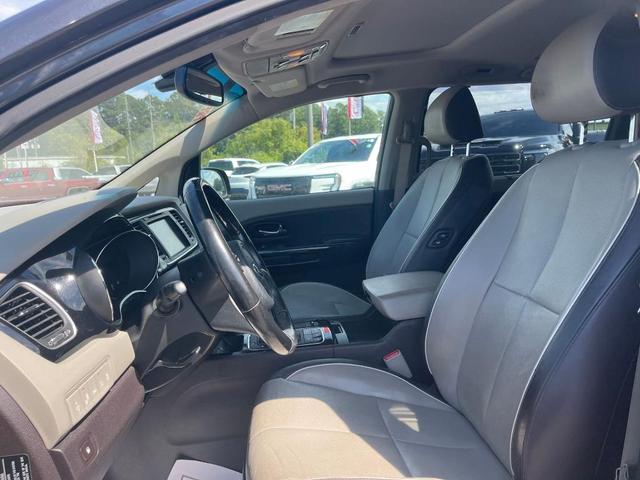 Photo of 2018 Platinum Graphite Kia Sedona