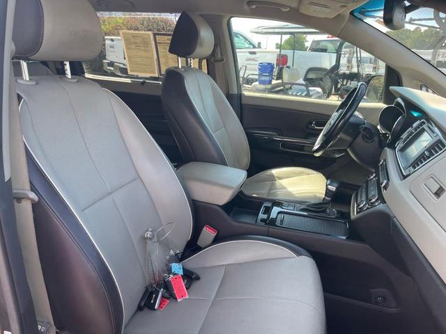 Photo of 2018 Platinum Graphite Kia Sedona