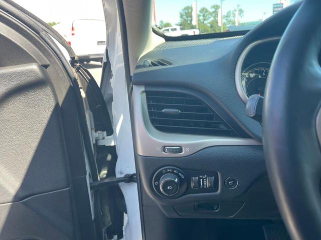 Photo of 2016 Bright White Clearcoat Jeep Cherokee