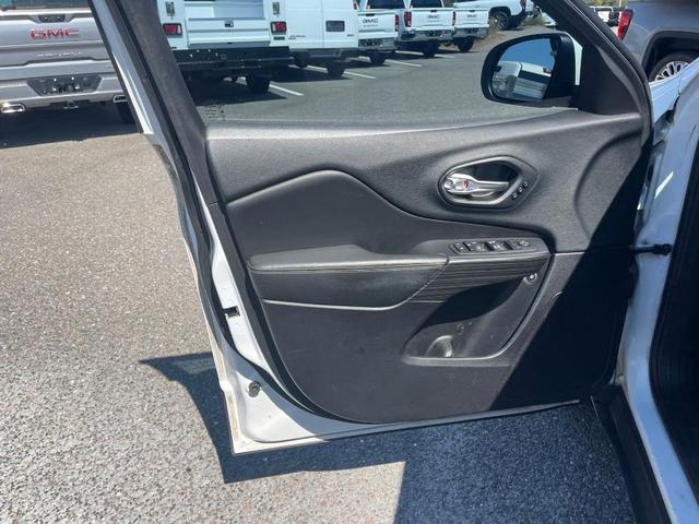 Photo of 2016 Bright White Clearcoat Jeep Cherokee