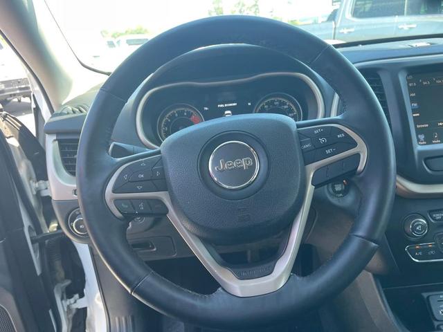 Photo of 2016 Bright White Clearcoat Jeep Cherokee