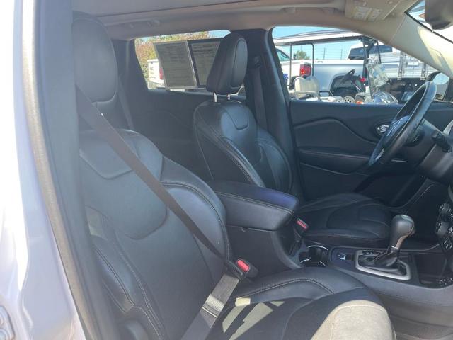 Photo of 2016 Bright White Clearcoat Jeep Cherokee