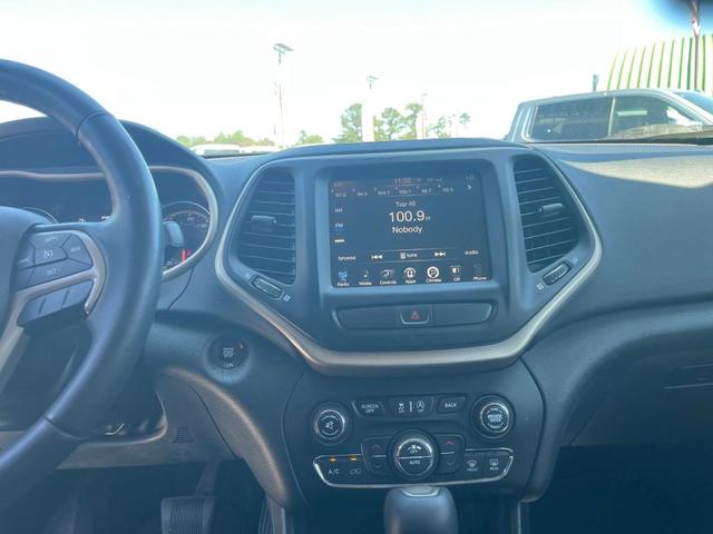 Photo of 2016 Bright White Clearcoat Jeep Cherokee
