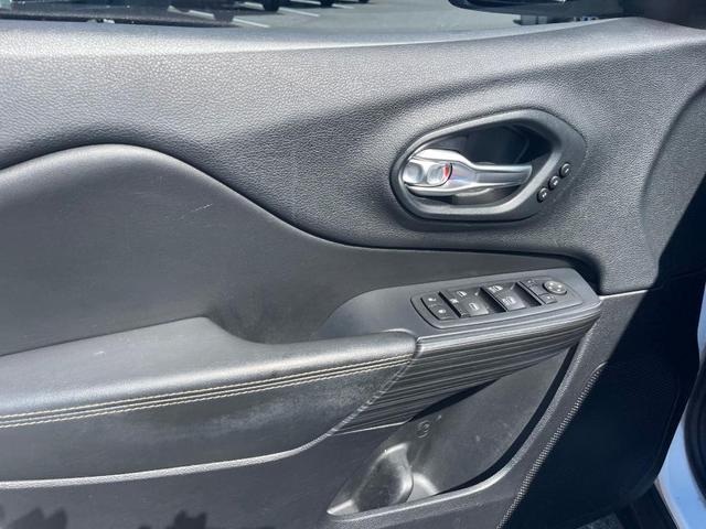 Photo of 2016 Bright White Clearcoat Jeep Cherokee