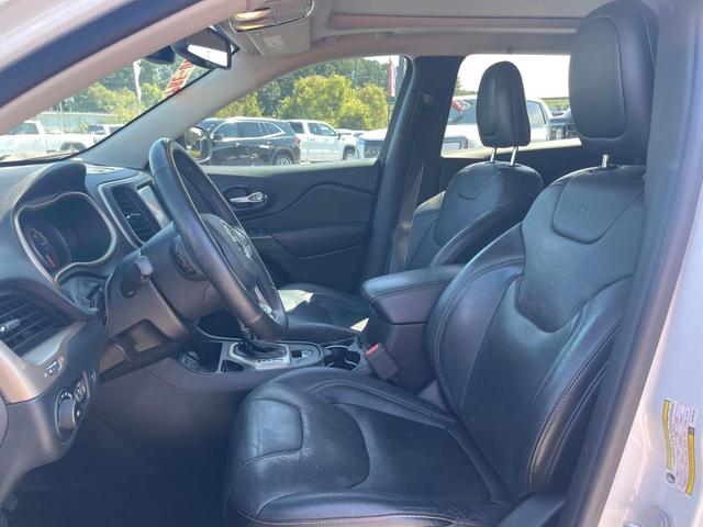 Photo of 2016 Bright White Clearcoat Jeep Cherokee