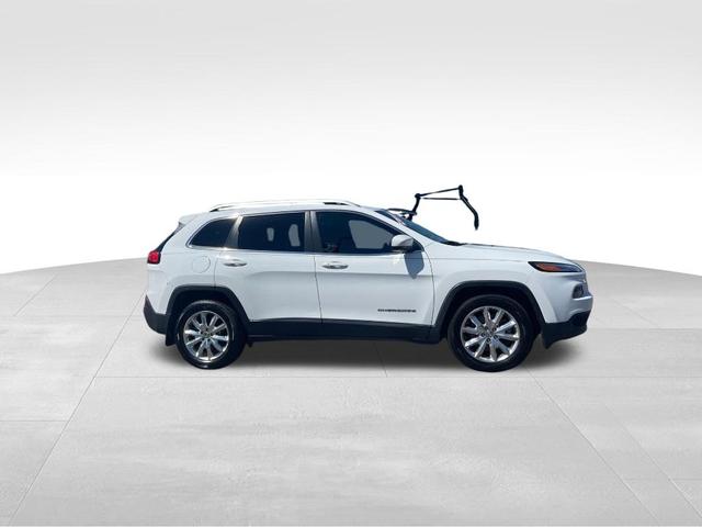 Photo of 2016 Bright White Clearcoat Jeep Cherokee