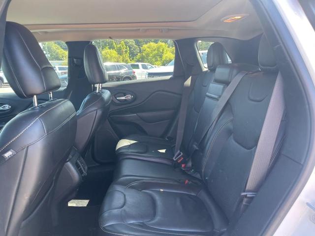 Photo of 2016 Bright White Clearcoat Jeep Cherokee