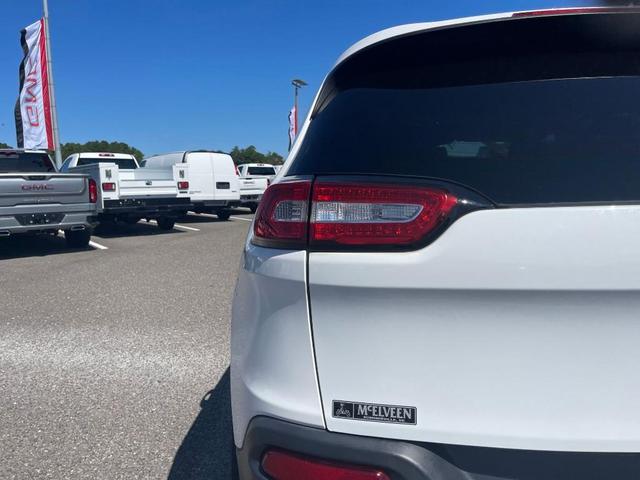Photo of 2016 Bright White Clearcoat Jeep Cherokee