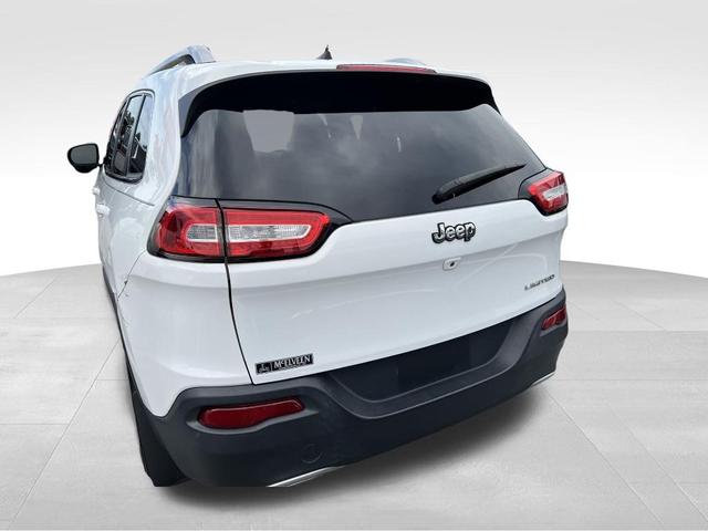 Photo of 2016 Bright White Clearcoat Jeep Cherokee