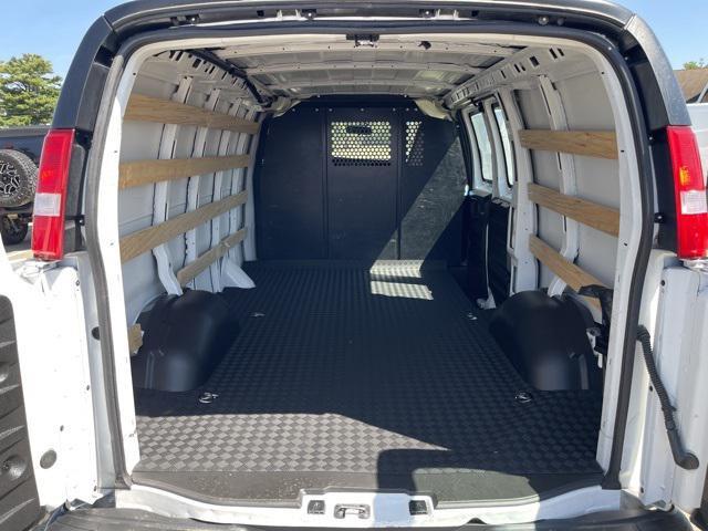 Photo of 2024 Summit White GMC Savana 2500