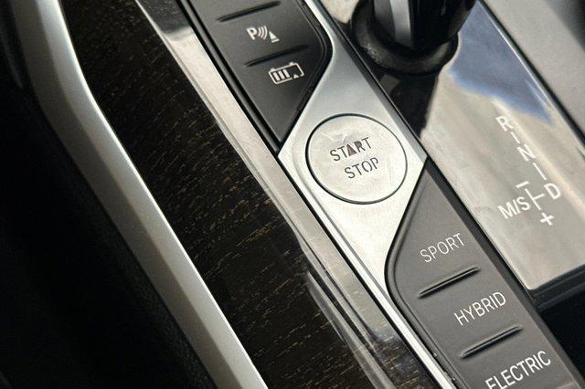 Photo of 2021 Alpine White BMW 330e