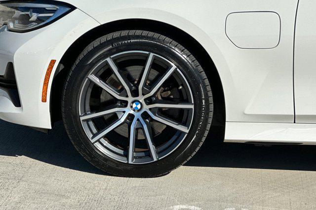 Photo of 2021 Alpine White BMW 330e