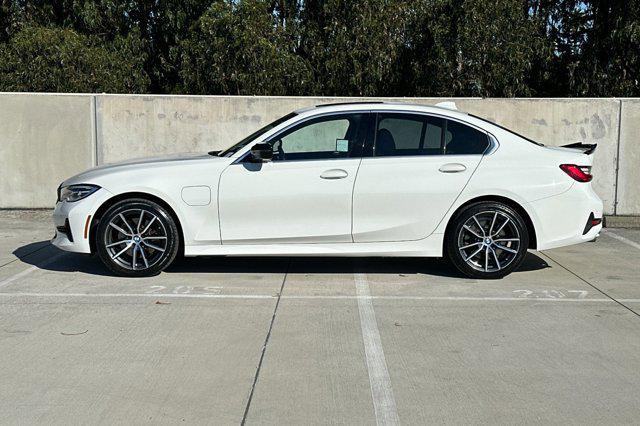 Photo of 2021 Alpine White BMW 330e