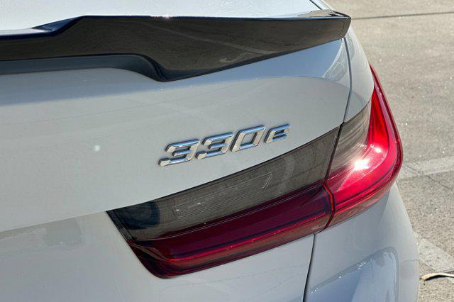 Photo of 2021 Alpine White BMW 330e