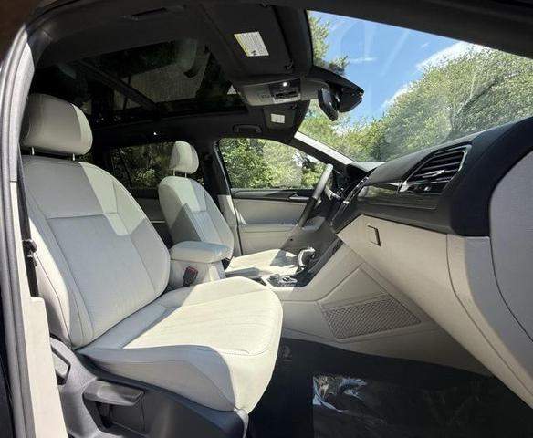 Photo of 2022 Deep Black Pearl Volkswagen Tiguan