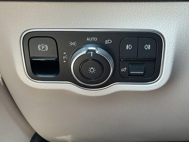 Photo of 2024 Polar White Mercedes-Benz GLB 250