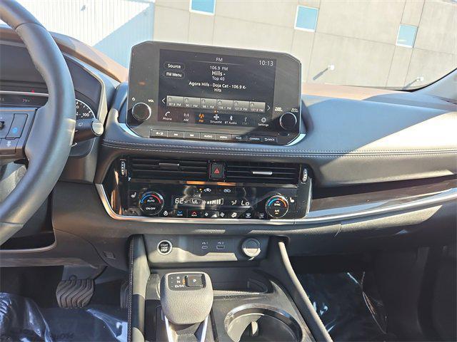 Photo of 2023 Super Black Nissan Rogue