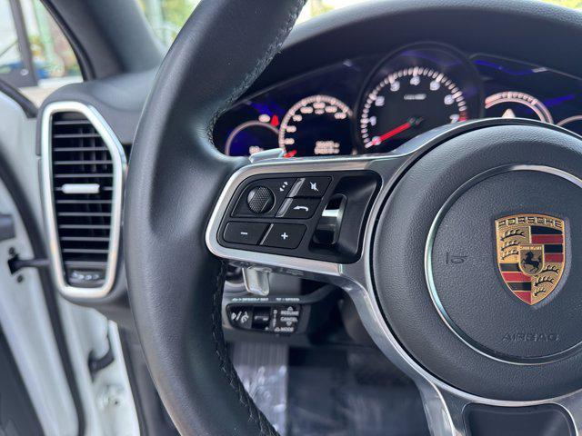 Photo of 2022 White / Black Porsche Cayenne