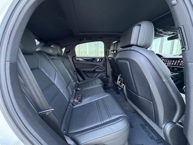 Photo of 2022 White / Black Porsche Cayenne