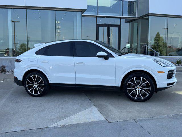 Photo of 2022 White / Black Porsche Cayenne