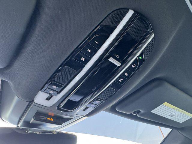 Photo of 2022 White / Black Porsche Cayenne