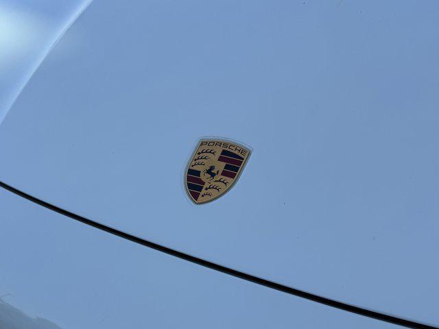 Photo of 2022 White / Black Porsche Cayenne