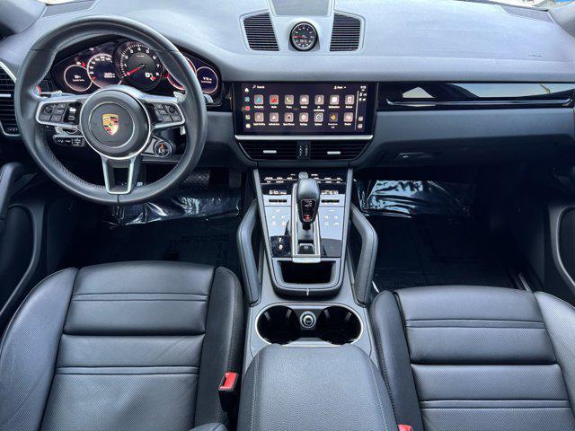 Photo of 2022 White / Black Porsche Cayenne