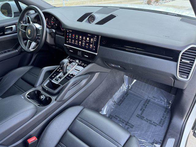 Photo of 2022 White / Black Porsche Cayenne