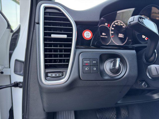 Photo of 2022 White / Black Porsche Cayenne
