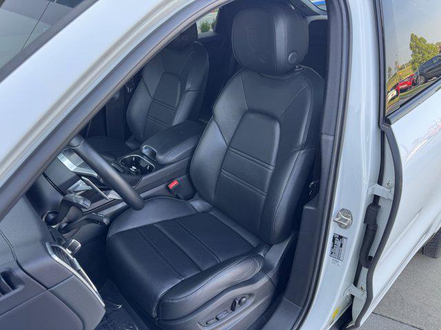 Photo of 2022 White / Black Porsche Cayenne