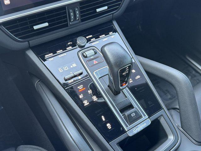 Photo of 2022 White / Black Porsche Cayenne