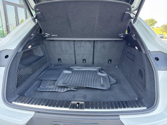 Photo of 2022 White / Black Porsche Cayenne
