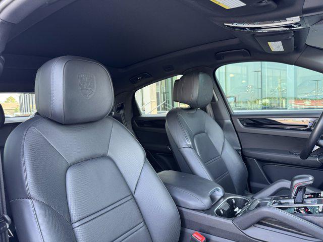 Photo of 2022 White / Black Porsche Cayenne