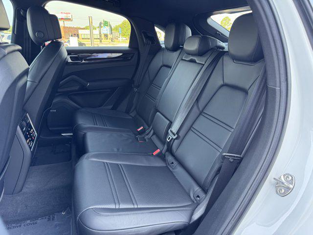 Photo of 2022 White / Black Porsche Cayenne